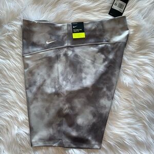 Nike Dri-Fit yoga/ bike shorts. Mid-rise. Sz 3X. NEW!
